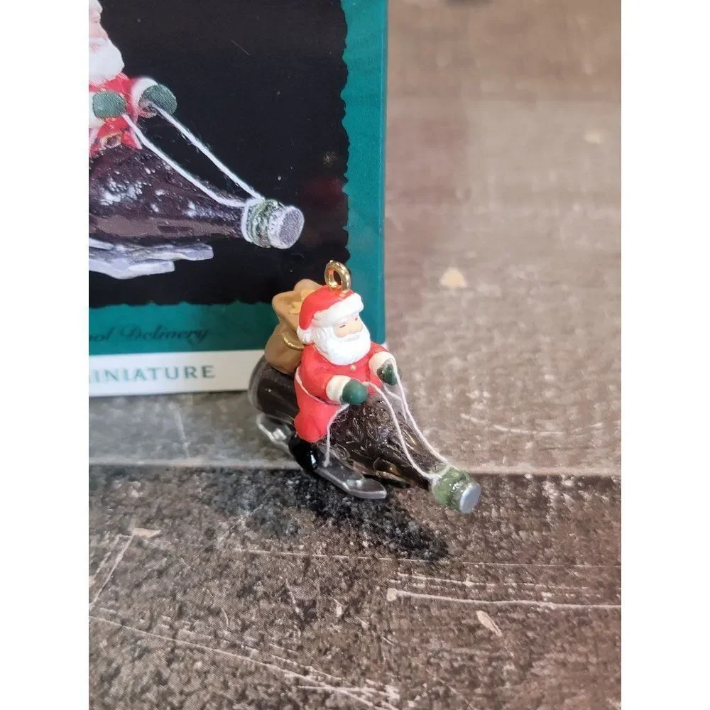 Hallmark cool delivery 1996 mini ornament Xmas‎ Decor Santa soda